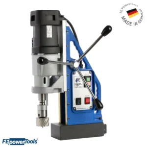 Taladro magnético profesional FE 100 RLX Powertools con broca hueca sobre fondo blanco