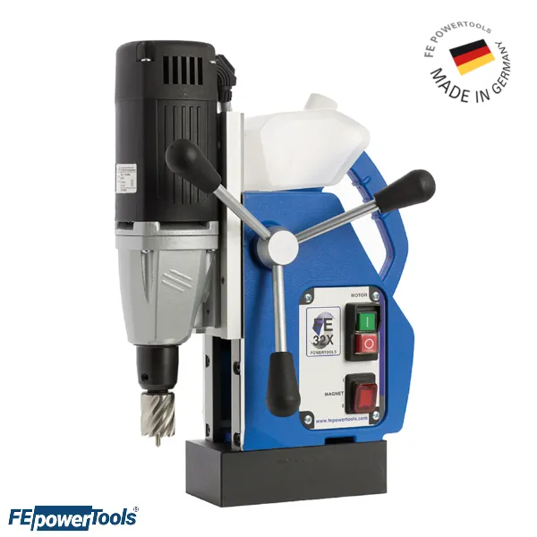 Taladro magnético FE32X de FE Powertools realizando perforación en viga de acero estructural.