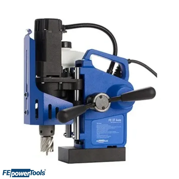 Taladro magnético FE 37 AUTO de Fe Powertools perforando viga de acero con fresa anular